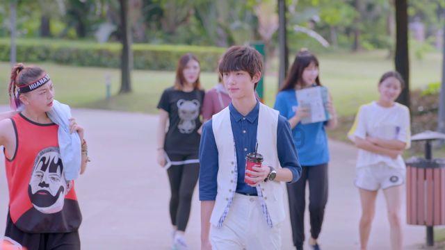 夏季的时尚女孩